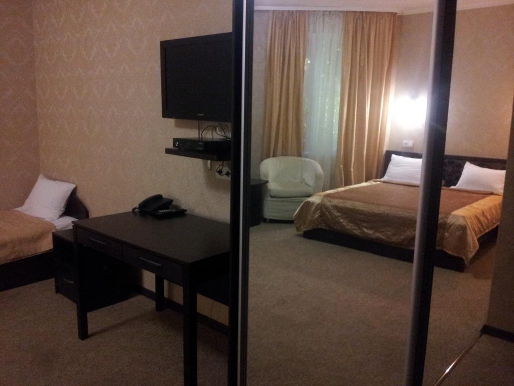 Noy Hotel Charkiw Zimmer foto