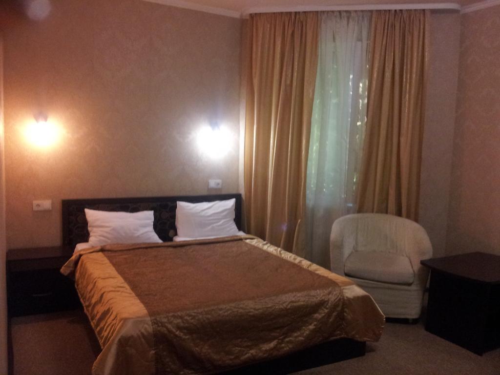 Noy Hotel Charkiw Zimmer foto