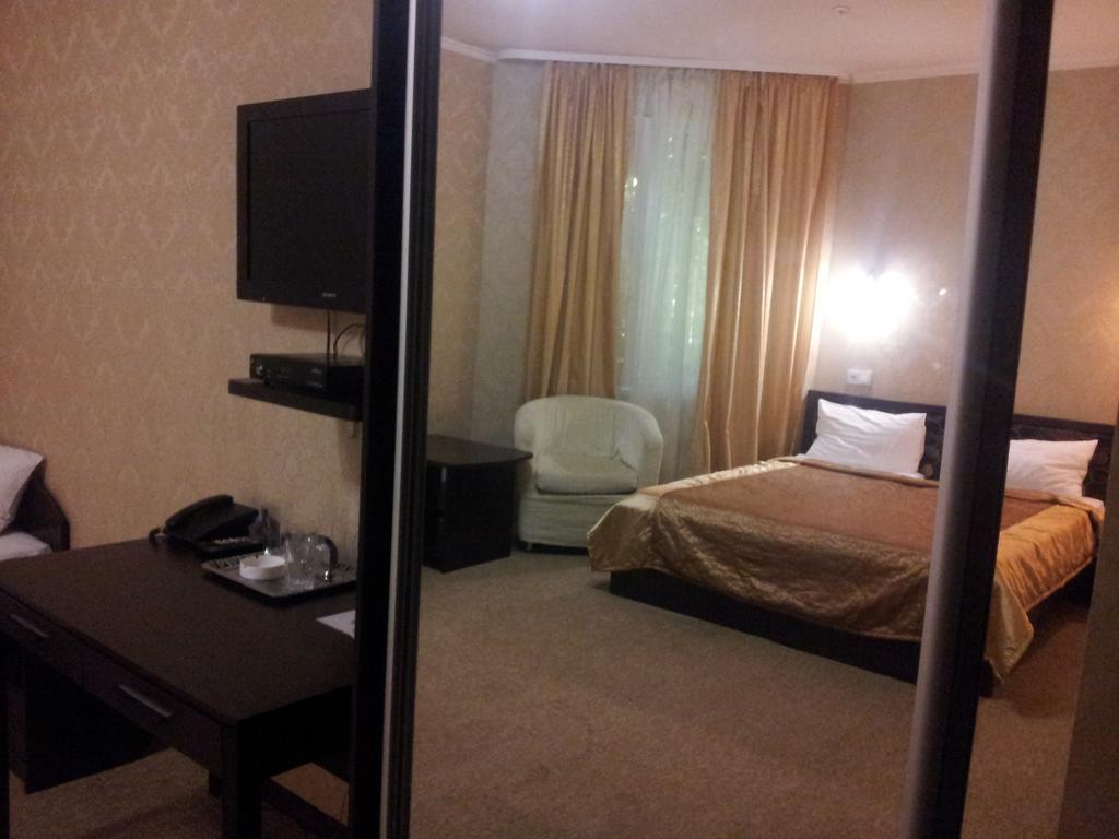 Noy Hotel Charkiw Zimmer foto