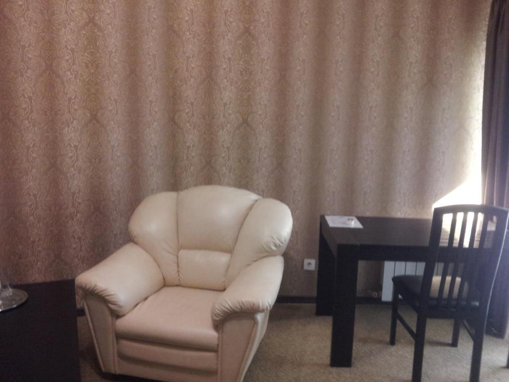Noy Hotel Charkiw Zimmer foto