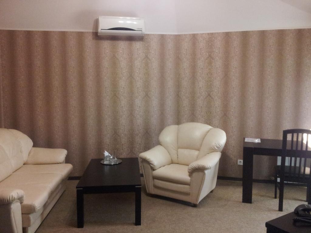 Noy Hotel Charkiw Zimmer foto
